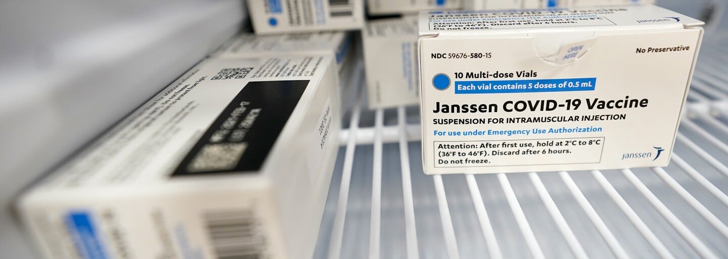 Americké úřady doporučují pozastavit očkování vakcínou společnosti Johnson & Johnson. Registrují případy krevních sraženin