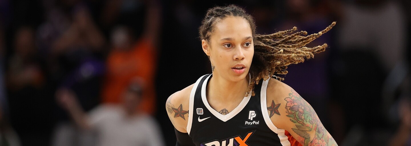Americké basketbalistce Brittney Griner moskevský soud prodloužil vazbu o další měsíc. Může se jednat o účelové natahování procesu