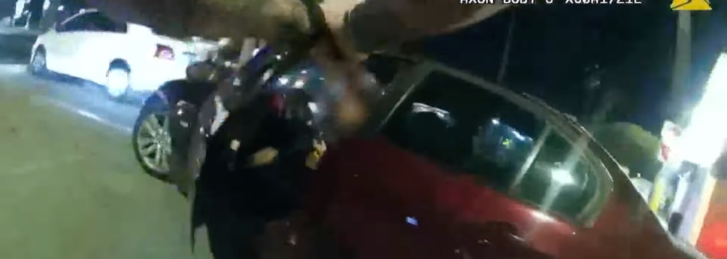 Americký policista desetkrát vystřelil po 17letém chlapci, který jedl burger v autě. Teď čelí obvinění