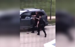 Americký policista sedmkrát střelil neozbrojeného Afroameričana do zad, lidé se bouří