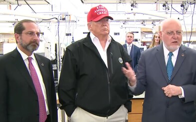 Americký prezident Donald Trump podle médií zlehčuje koronavirus. Sám má přitom údajně chorobný strach z bakterií a virů Americký prezident Donald Trump podle médií zlehčuje koronavirus. Sám má přitom údajně chorobný strach z bakterií a virů