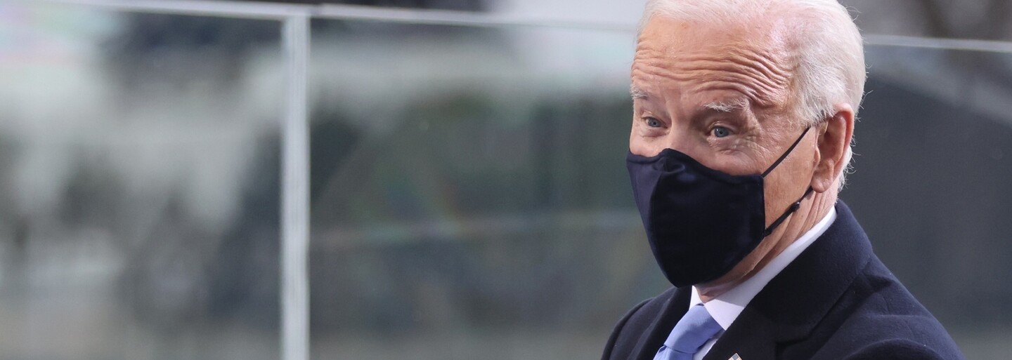 Biden třikrát upadl při nastupování do letadla. Američané mají obavy o jeho zdraví