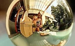 Andrea Verešová omylem přidala na Instagram svou nahou fotku. Prsa v odrazu voňavky musela vymazat
