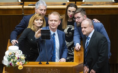 Andrej Danko priznal, že nevie s ochrankou vyviesť opozičných poslancov s tortou od rečnického pultu. Schôdzu znova prerušil Andrej Danko priznal, že nevie s ochrankou vyviesť opozičných poslancov s tortou od rečnického pultu. Schôdzu znova prerušil
