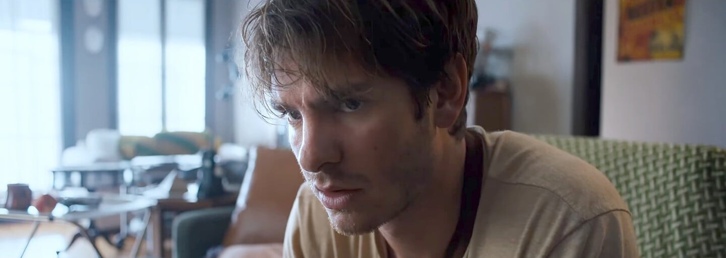 Andrew Garfield sa v bizarnom komediálnom thrilleri zblázni a púšťa sa do pátrania sexy krásky, ktorá záhadne zmizla