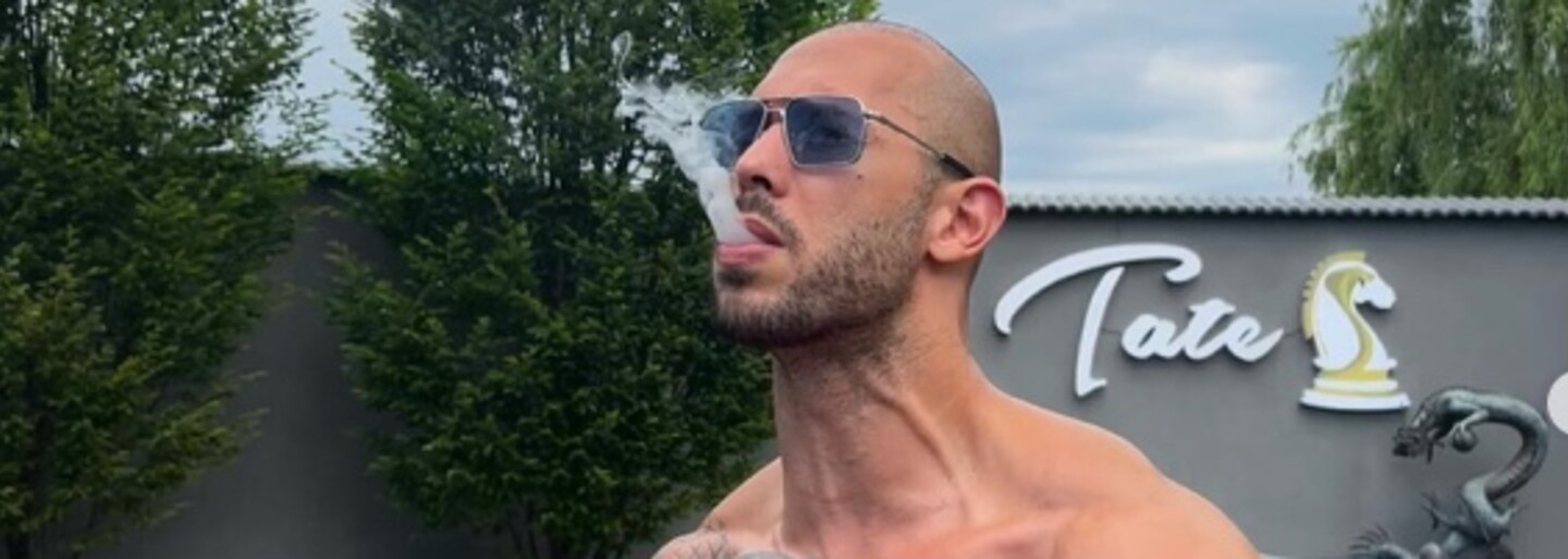 Andrew Tate fňuká z vězení a připomíná nám to chvíli, kdy flexil o vlastním porodu: „Švábi jsou moji jediní přátelé.“