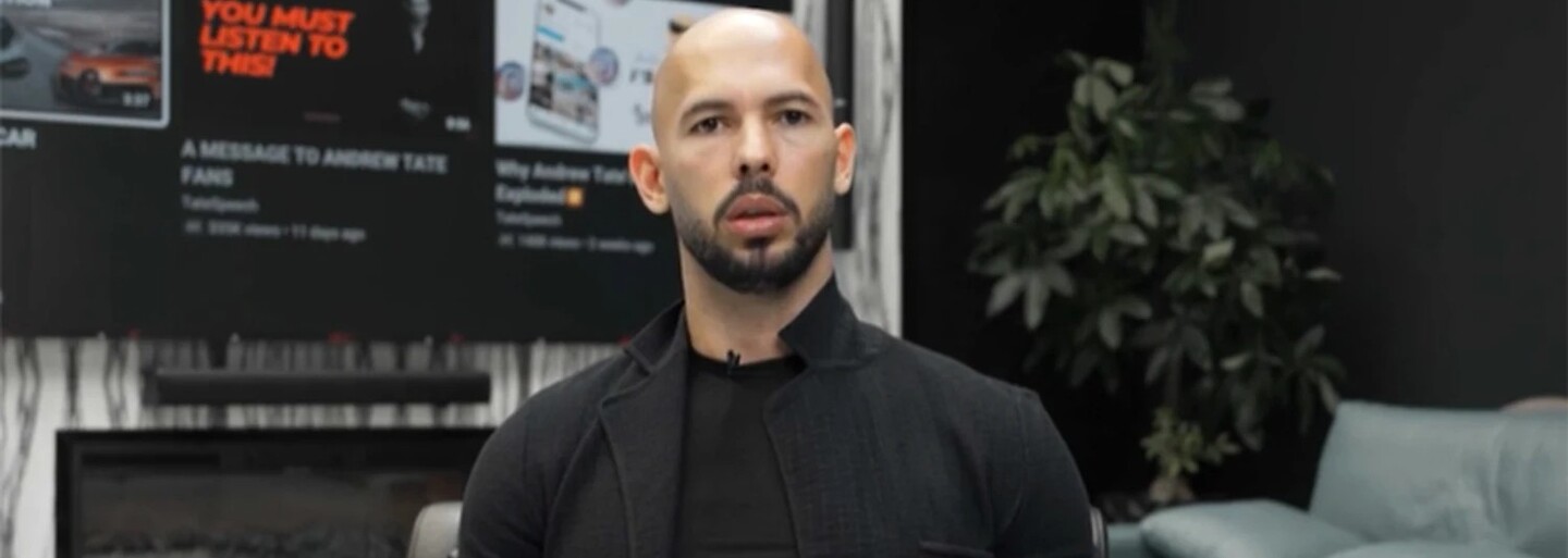 Andrew Tate s bratrem zůstanou o 30 dní déle ve vazbě, rozhodl soud. Dívky popsaly jeho metody groomingu