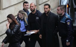 Andrew Tate zůstává ve vazbě. Odvolání mu neprošlo