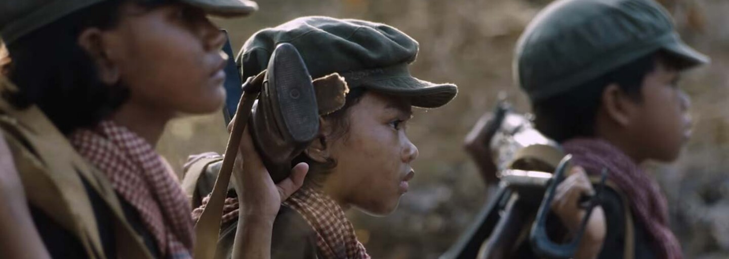 Angelina Jolie zobrazuje hrôzy africkej genocídy v novej upútavke surovej snímky First They Killed My Father