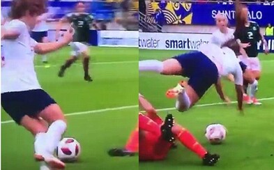 Anglická futbalistka strelila možno najbizarnejší gól roka. Po náraze do brankárky dopadla na najlepšie možné miesto Anglická futbalistka strelila možno najbizarnejší gól roka. Po náraze do brankárky dopadla na najlepšie možné miesto