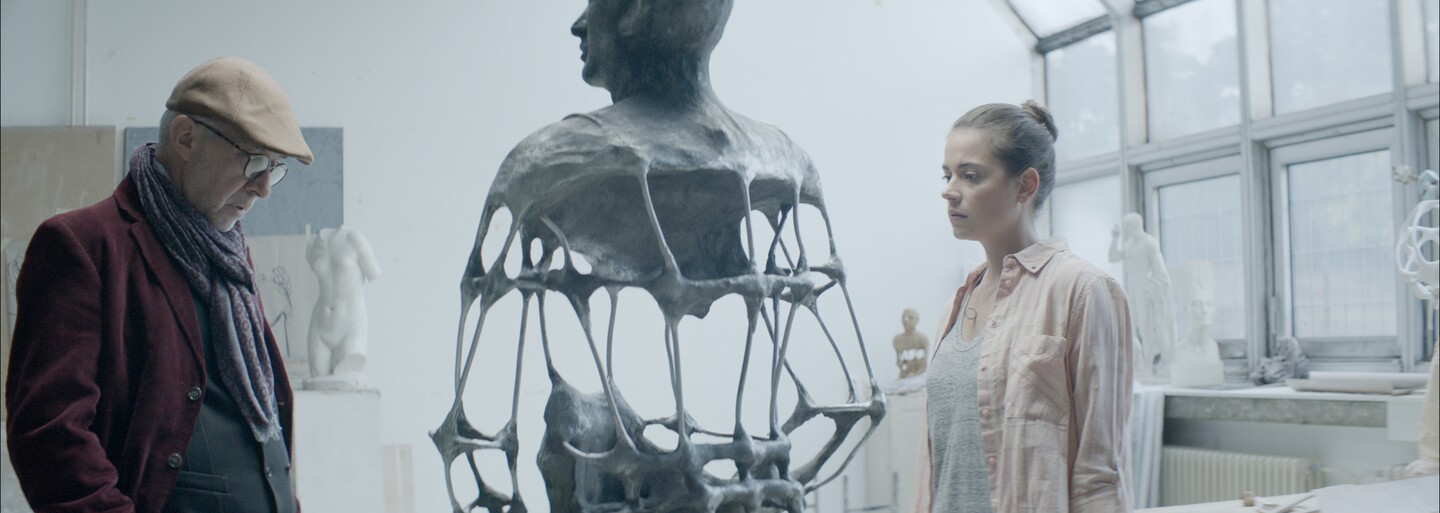 Ani sexy Gabika Marcinková znásilňovaná hi-tech domom nezachránila Dôverného nepriateľa od slabého pokusu napodobniť Black Mirror (Recenzia)