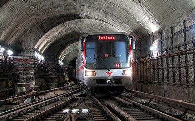 Anonym nahlásil bombu v pražském metru. Policisté prohledávají zastávky Anonym nahlásil bombu v pražském metru. Policisté prohledávají zastávky