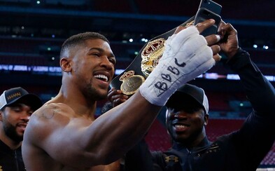 Anthony Joshua je na nejlepší cestě stát se prvním miliardářem v boxu. Po vítězném souboji s Kličkem ho peníze čekají na každém rohu Anthony Joshua je na nejlepší cestě stát se prvním miliardářem v boxu. Po vítězném souboji s Kličkem ho peníze čekají na každém rohu