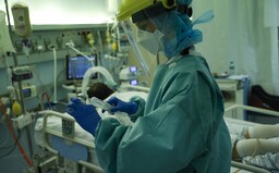 Antivaxery by neměli napojit na plicní ventilaci, říká německý doktor. Noste s sebou zprávu, kterou se jí vzdáte, vzkazuje jim