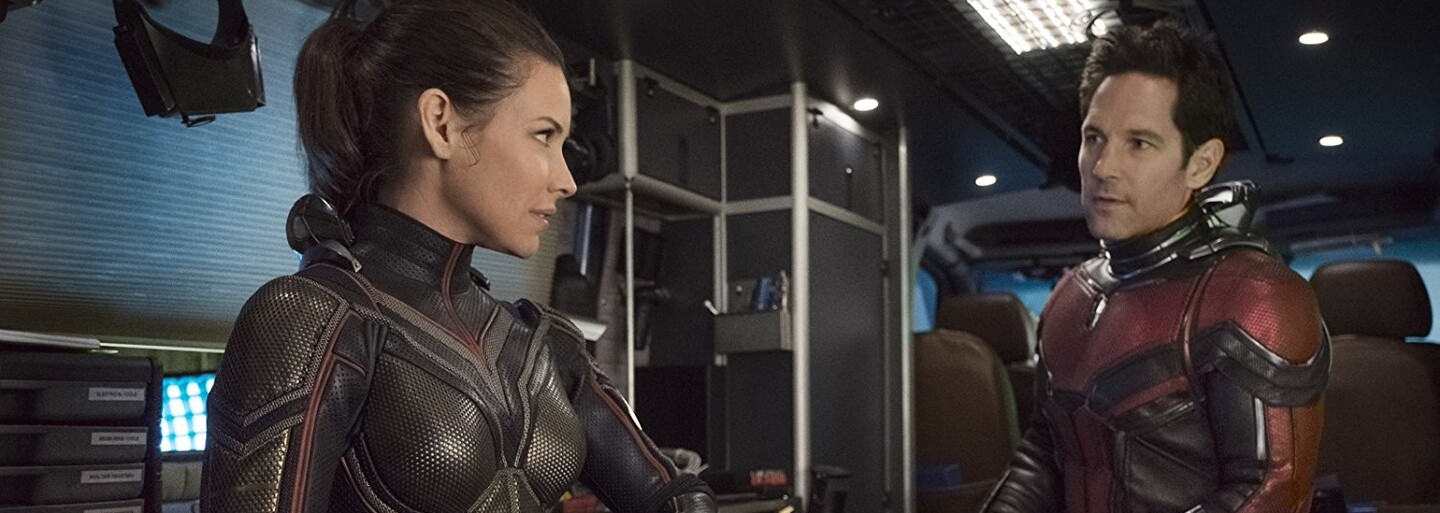 Ant-Man a Wasp dávajú v novej ukážke naplno prepuknúť svojim zväčšovacím a zmenšovacím schopnostiam. Budú však na záporáčku Ghost stačiť?