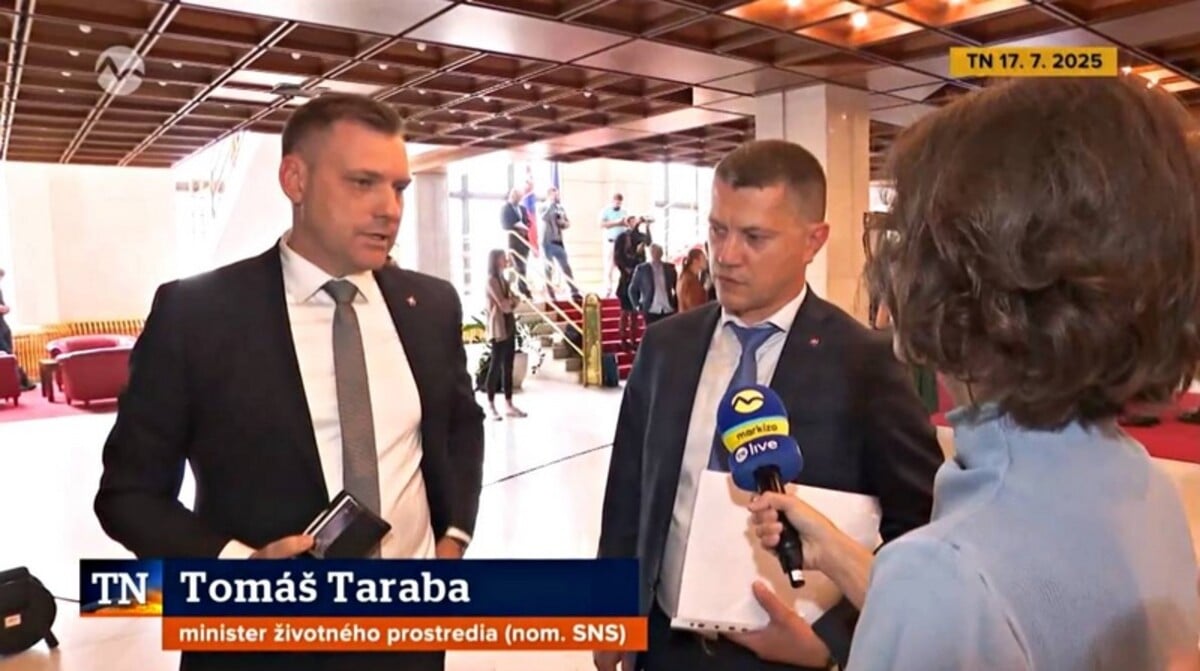 Minister Tomáš Taraba (vľavo) a reportérka TV Markíza Martina Töröková v jednom z rozhovorov.