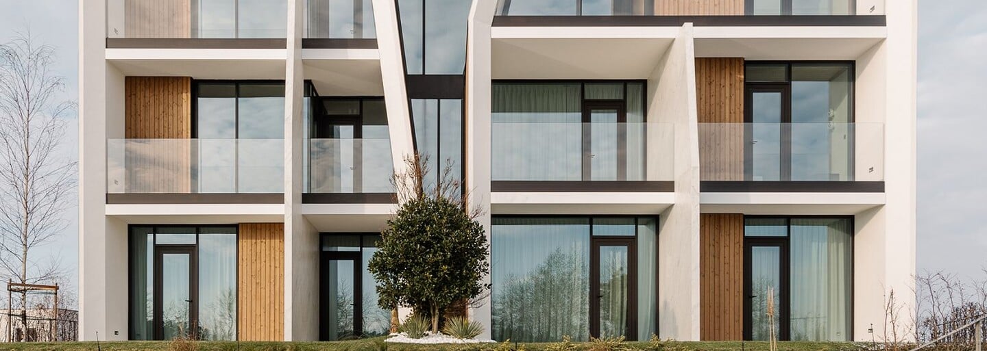 Apartmánový komplex na golfovém hřišti, ve kterém stojí dvoupokojový byt téměř 8 milionů korun