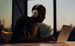 Apple v tichosti uviedol svoje prvé veľké slúchadlá AirPods Max. Zaplatíš za ne 629 €