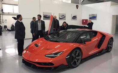 Arabský šejk si prevzal prvé exkluzívne Lamborghini Centenario, z ktorého bolo vyrobených len 20 kusov. Zaplatil zaň takmer 2 milióny dolárov Arabský šejk si prevzal prvé exkluzívne Lamborghini Centenario, z ktorého bolo vyrobených len 20 kusov. Zaplatil zaň takmer 2 milióny dolárov