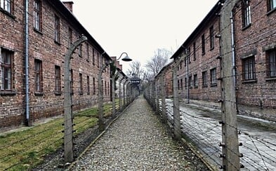 Arbeit Macht Frei: Slová, ktoré dodnes budia hrôzu, pripomínajú obdobie dejín, keď nad ľudskosťou zvíťazila krutosť a agresia Arbeit Macht Frei: Slová, ktoré dodnes budia hrôzu, pripomínajú obdobie dejín, keď nad ľudskosťou zvíťazila krutosť a agresia