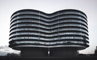 Architekti premenili bývalú obilnú sýpku na futuristický apartmánový dom, ktorý patrí medzi dominanty Kodane  