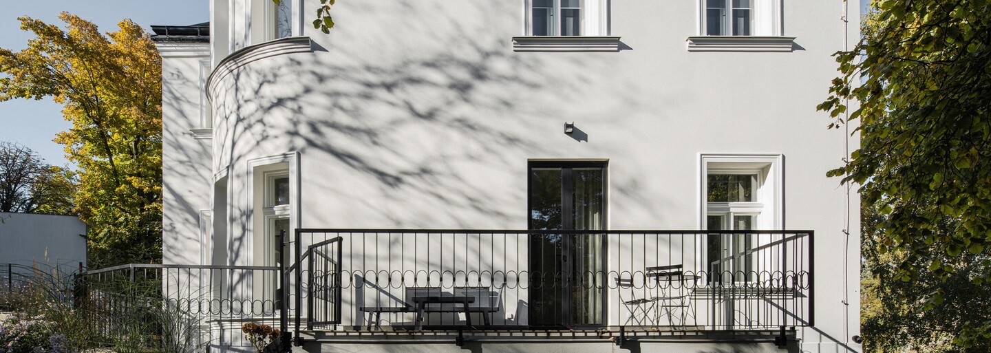 Architekti premenili mestskú vilu z roku 1906 na moderné bývanie. Jasne odlíšili nové od starého a výsledok je skvelý