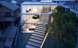 Architektura nemá limity. V Japonsku navrhli dům, skrz který vede schodiště až do zahrady