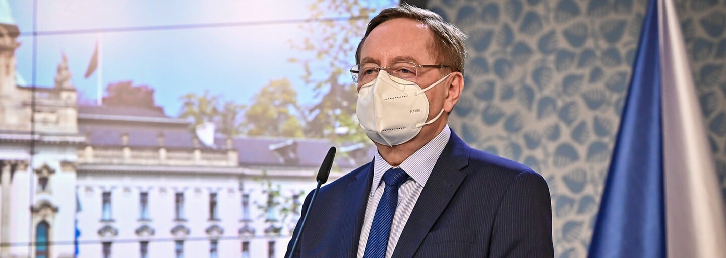 Arenberger kárá občany jako děti. „Nezlobte, jinak budeme v létě nosit respirátory,“ řekl ve Sněmovně