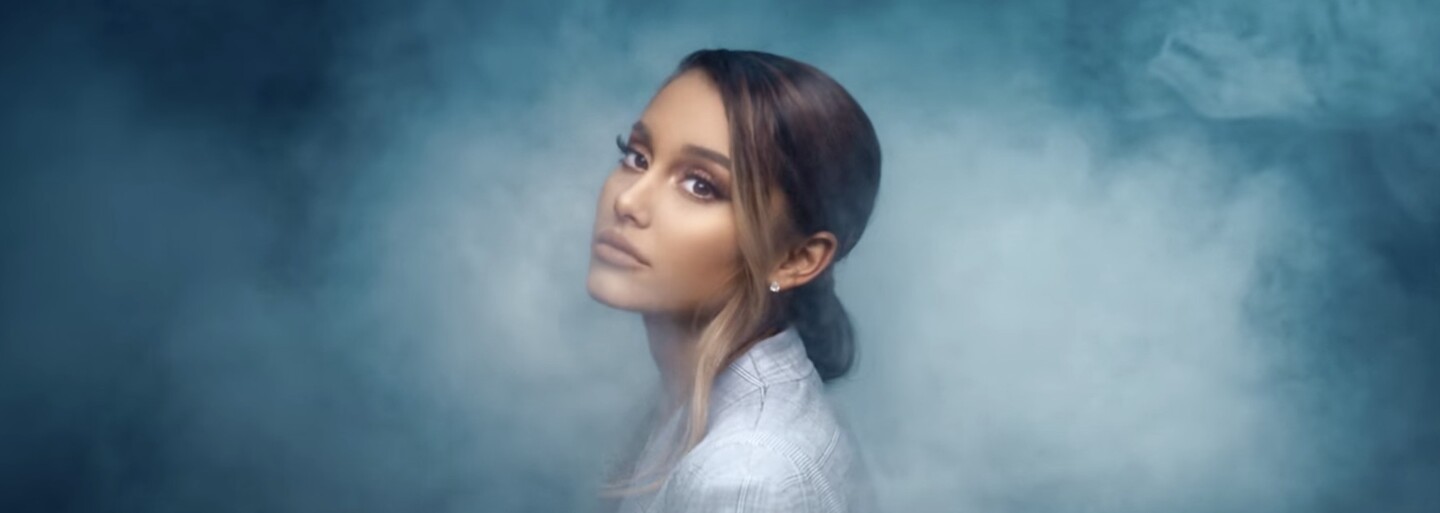 Ariana Grande má hlavu v oblakoch vo videoklipe ku skladbe o úzkosti