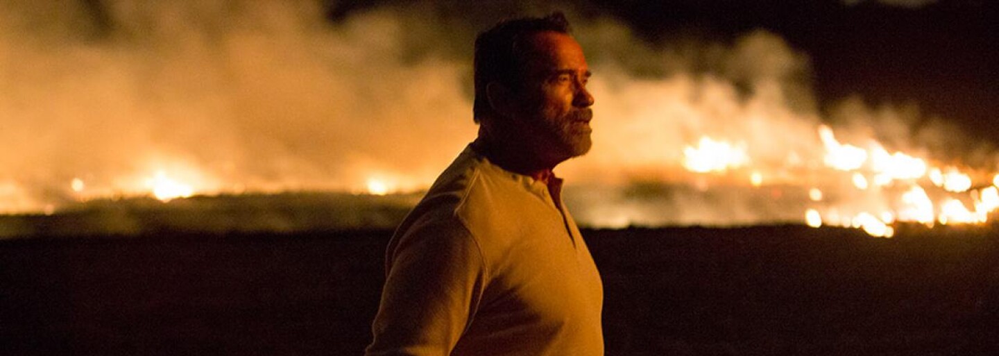 Arnold Schwarzenegger ochraňuje svoju dcéru premieňajúcu sa na zombieho v prvom klipe pre Maggie