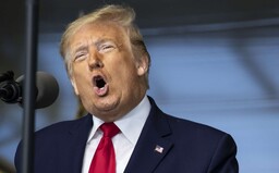 Arogantní sociopat a lhář, který podváděl při zkouškách na vysokou školu. O Trumpovi napsala knihu jeho neteř – psycholožka