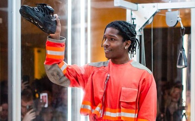 A$AP Rocky odhalil v živém vysílání očekávané tenisky ve spolupráci s Under Armour A$AP Rocky odhalil v živém vysílání očekávané tenisky ve spolupráci s Under Armour