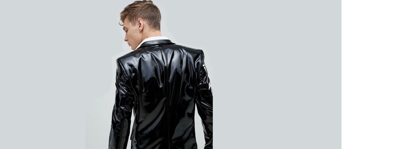 ASOS nabízí oblek z lesklého PVC