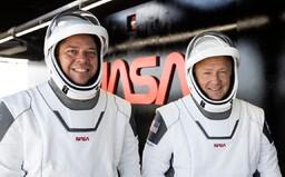 Astronauti SpaceX úspěšně přistáli na Zemi. Komerční létání do vesmíru je realitou