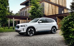 Audi e-tron a Mercedes EQC dostaly elektrickou konkurenci. BMW iX3 má zadní pohon a dojezd 460 km