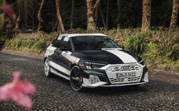 Audi poodhaluje novou A3. Přísně tvarovaný hatchback nabídne v ostré verzi přes 300 koní