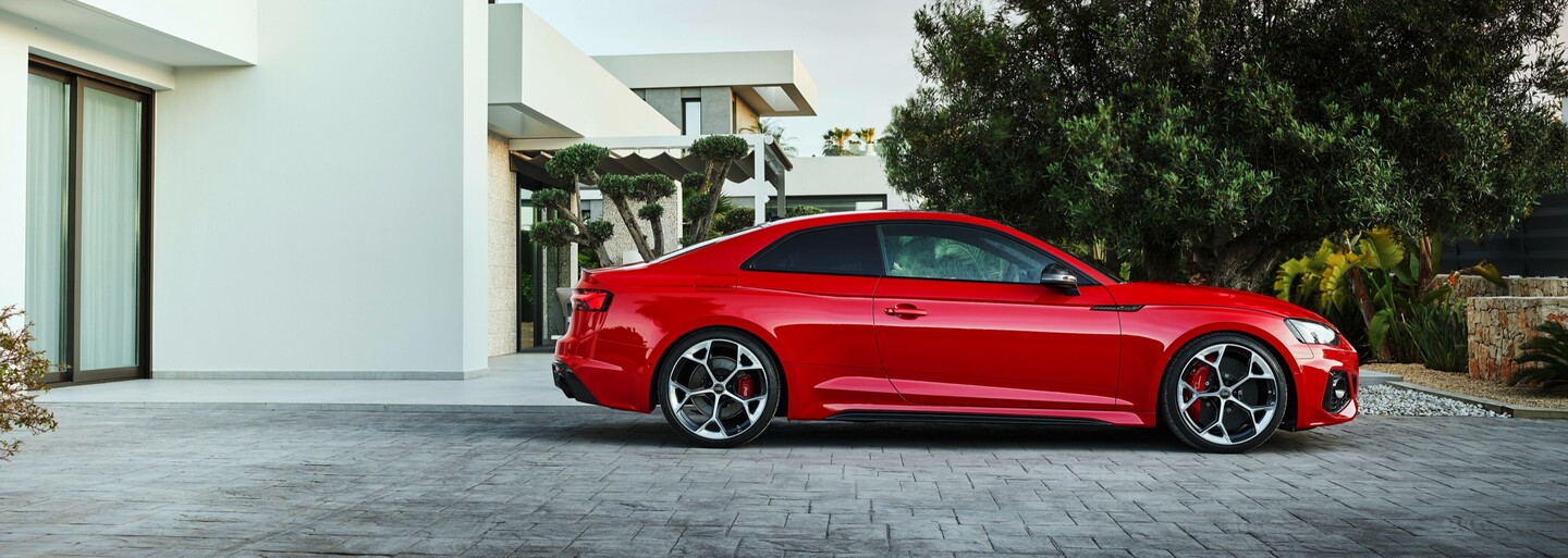Audi vylepšuje modely RS4 a RS5 balíkom competition, ktorý vyšperkoval ich vzhľad a podvozok