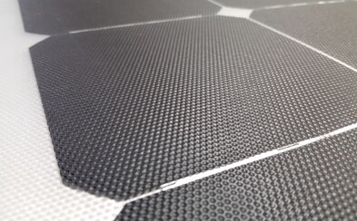 Audi vyvíja tenké a flexibilné solárne panely. Jedného dňa by mali byť na strechách elektromobilov Audi vyvíja tenké a flexibilné solárne panely. Jedného dňa by mali byť na strechách elektromobilov