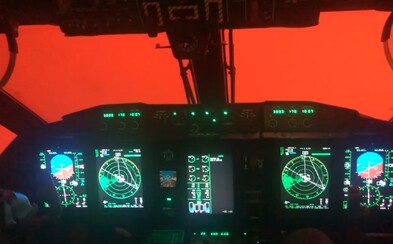 Austrálske lietadlo vletelo do oranžového oblaku z miestnych požiarov. Piloti nevideli vôbec nič Austrálske lietadlo vletelo do oranžového oblaku z miestnych požiarov. Piloti nevideli vôbec nič