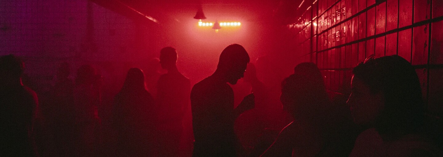 Australský klub bude vyhazovat každého, kdo zírá na jiné návštěvníky bez jejich souhlasu. Považuje to za sexuální obtěžování