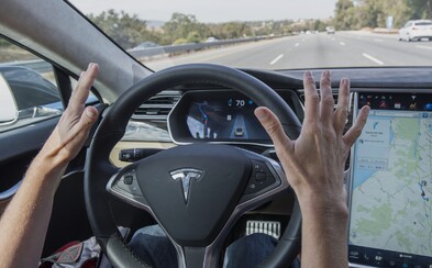 Autentické video ukazuje, jak řidič Tesly aktivoval autopilota a přesedl si na dálnici dozadu Autentické video ukazuje, jak řidič Tesly aktivoval autopilota a přesedl si na dálnici dozadu
