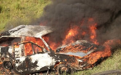 Auto s pasažierom začalo horieť, okoloidúci si nehodu len natáčali a nepomohli. Kým prišli hasiči, zo šoféra bola len kostra Auto s pasažierom začalo horieť, okoloidúci si nehodu len natáčali a nepomohli. Kým prišli hasiči, zo šoféra bola len kostra