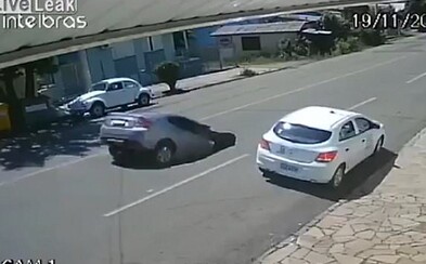 Auto sa prepadlo do cesty, v ktorej sa zrazu vytvorila obrovská jama Auto sa prepadlo do cesty, v ktorej sa zrazu vytvorila obrovská jama