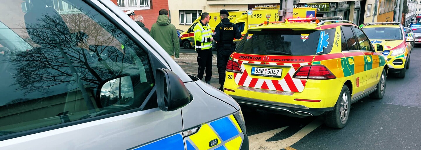 Auto v Praze se samovolně rozjelo a usmrtilo chodkyni