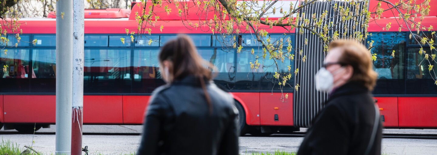 Autobus 164 v Praze 17 vláčel ženu ve dveřích. Policisté hledají svědky