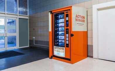 Automat v nákupním středisku nabízí pomoc bezdomovcům. Zdarma si tu můžou vzít jídlo, deku nebo ponožky Automat v nákupním středisku nabízí pomoc bezdomovcům. Zdarma si tu můžou vzít jídlo, deku nebo ponožky