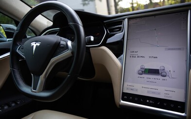Autopilot v autech Tesla bude opět dokonalejší. Už dokáže zastavit i na červené Autopilot v autech Tesla bude opět dokonalejší. Už dokáže zastavit i na červené