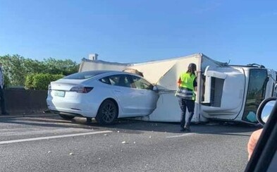 Autopilot v Tesle opäť fatálne zlyhal. Nereagoval na prevrátený nákladiak na diaľnici Autopilot v Tesle opäť fatálne zlyhal. Nereagoval na prevrátený nákladiak na diaľnici