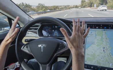 Autopilot v Tesle zachránil majitele před havárií. Stačí malá nepozornost a na vině by opět byl lidský faktor Autopilot v Tesle zachránil majitele před havárií. Stačí malá nepozornost a na vině by opět byl lidský faktor