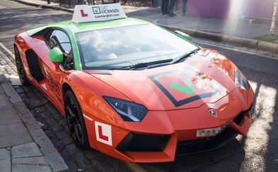 Autoškola začala nabízet výuku v Lamborghini. Pokud zaplatíš 600 tisíc korun, můžeš získat řidičák v supersportu Autoškola začala nabízet výuku v Lamborghini. Pokud zaplatíš 600 tisíc korun, můžeš získat řidičák v supersportu